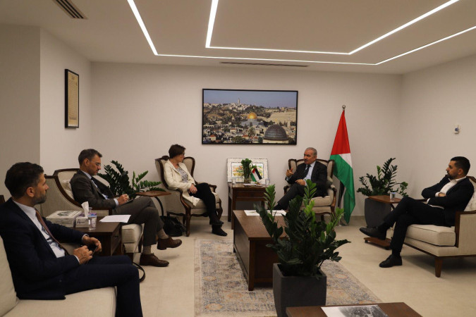 مركز الأبحاث الفلسطيني والمعهد الأوروبي للسلام يبحثان التعاون المشترك